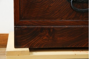 中古　超美品!!　高級品　国産職人手作り　工芸家具　総欅材　内部桐材　漆塗り　美しい杢目と牡丹をモチーフにした金具が魅力的な縦型6段整理箪笥　定価推定50万円以上　(R-084743)