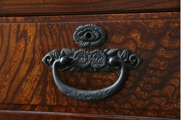 中古　超美品!!　高級品　国産職人手作り　工芸家具　総欅材　内部桐材　漆塗り　美しい杢目と牡丹をモチーフにした金具が魅力的な縦型6段整理箪笥　定価推定50万円以上　(R-084743)
