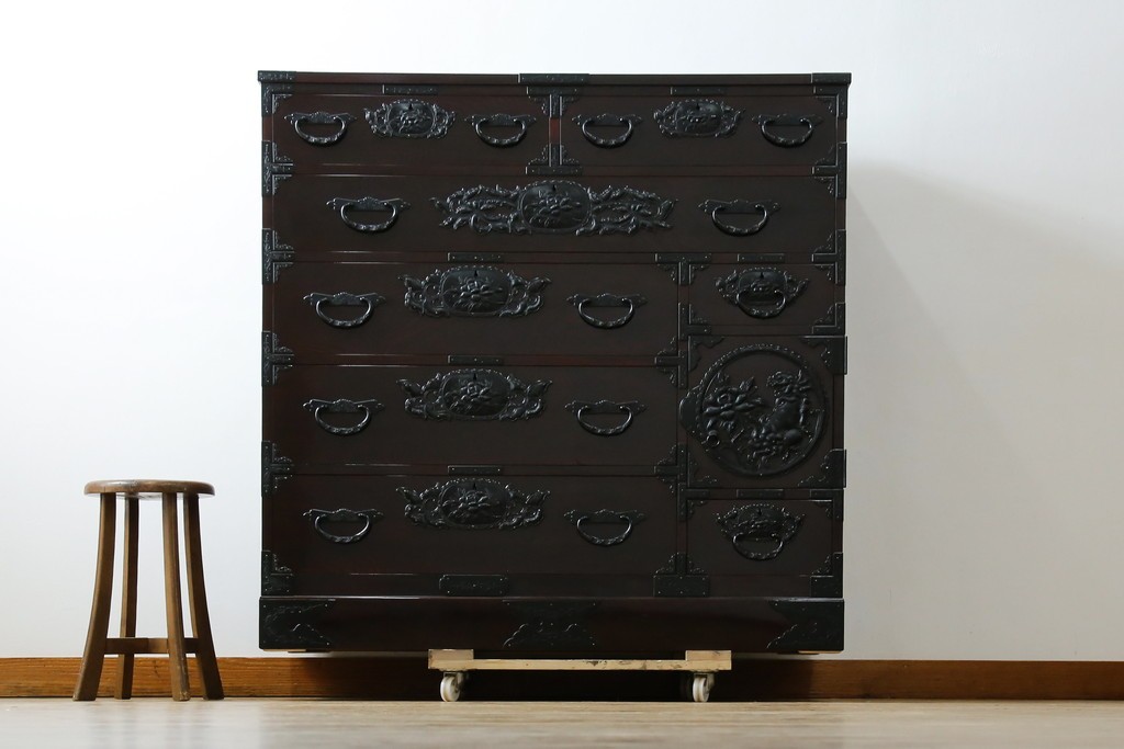 和製ヴィンテージ　美品　高級品!!　渡辺家具店　木地呂塗り　華やかな金具の仙台箪笥　定価約100万円　(R-084745)