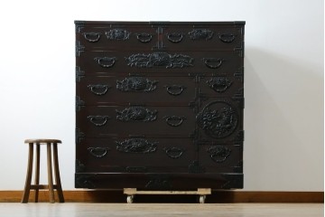 和製ヴィンテージ　美品　高級品!!　渡辺家具店　木地呂塗り　華やかな金具の仙台箪笥　定価約100万円　(R-084745)