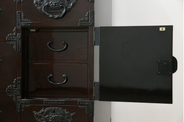 和製ヴィンテージ　美品　高級品!!　渡辺家具店　木地呂塗り　華やかな金具の仙台箪笥　定価約100万円　(R-084745)