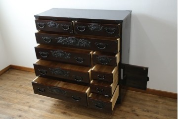 和製ヴィンテージ　美品　高級品!!　渡辺家具店　木地呂塗り　華やかな金具の仙台箪笥　定価約100万円　(R-084745)