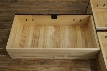 和製ヴィンテージ　美品　高級品!!　渡辺家具店　木地呂塗り　華やかな金具の仙台箪笥　定価約100万円　(R-084745)