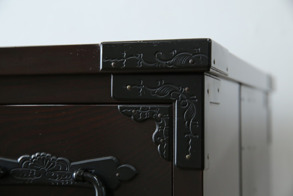 和製ヴィンテージ　美品　高級品!!　渡辺家具店　木地呂塗り　華やかな金具の仙台箪笥　定価約100万円　(R-084745)