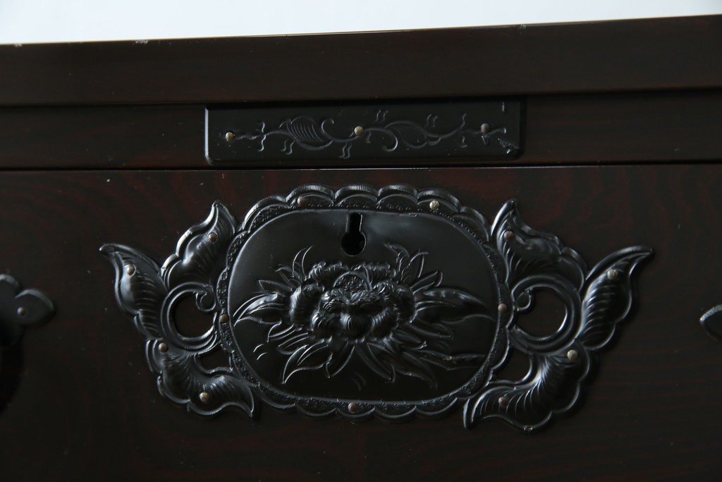 和製ヴィンテージ　美品　高級品!!　渡辺家具店　木地呂塗り　華やかな金具の仙台箪笥　定価約100万円　(R-084745)