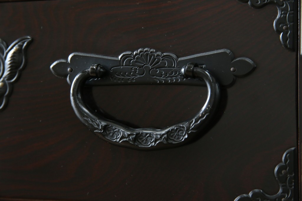 和製ヴィンテージ　美品　高級品!!　渡辺家具店　木地呂塗り　華やかな金具の仙台箪笥　定価約100万円　(R-084745)