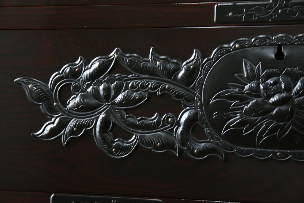 和製ヴィンテージ　美品　高級品!!　渡辺家具店　木地呂塗り　華やかな金具の仙台箪笥　定価約100万円　(R-084745)