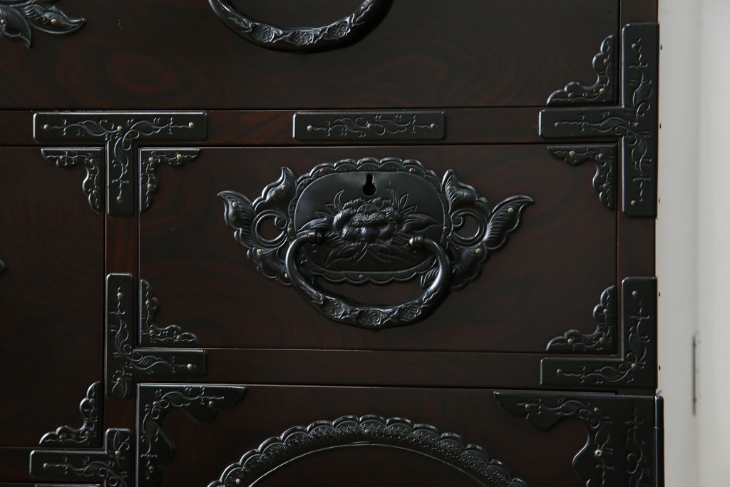 和製ヴィンテージ　美品　高級品!!　渡辺家具店　木地呂塗り　華やかな金具の仙台箪笥　定価約100万円　(R-084745)