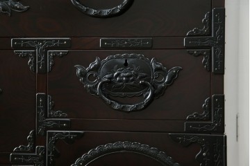 和製ヴィンテージ　美品　高級品!!　渡辺家具店　木地呂塗り　華やかな金具の仙台箪笥　定価約100万円　(R-084745)