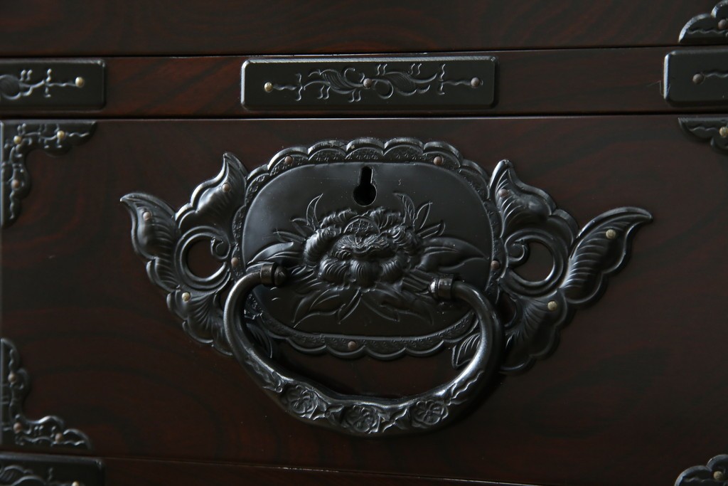 和製ヴィンテージ　美品　高級品!!　渡辺家具店　木地呂塗り　華やかな金具の仙台箪笥　定価約100万円　(R-084745)