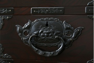 和製ヴィンテージ　美品　高級品!!　渡辺家具店　木地呂塗り　華やかな金具の仙台箪笥　定価約100万円　(R-084745)