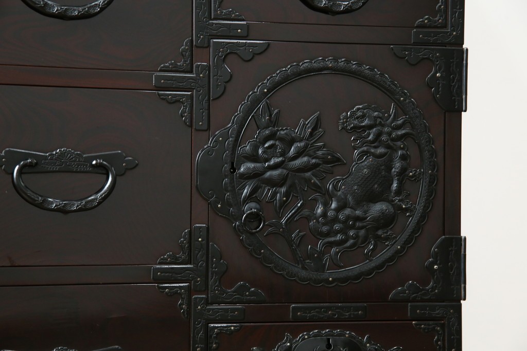 和製ヴィンテージ　美品　高級品!!　渡辺家具店　木地呂塗り　華やかな金具の仙台箪笥　定価約100万円　(R-084745)