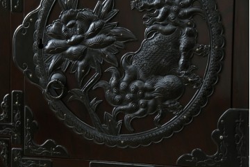 和製ヴィンテージ　美品　高級品!!　渡辺家具店　木地呂塗り　華やかな金具の仙台箪笥　定価約100万円　(R-084745)