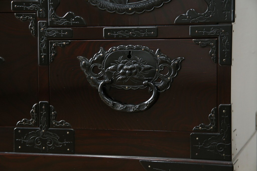 和製ヴィンテージ　美品　高級品!!　渡辺家具店　木地呂塗り　華やかな金具の仙台箪笥　定価約100万円　(R-084745)