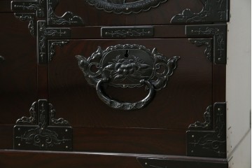 和製ヴィンテージ　美品　高級品!!　渡辺家具店　木地呂塗り　華やかな金具の仙台箪笥　定価約100万円　(R-084745)
