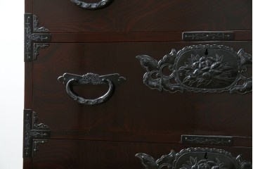 和製ヴィンテージ　美品　高級品!!　渡辺家具店　木地呂塗り　華やかな金具の仙台箪笥　定価約100万円　(R-084745)