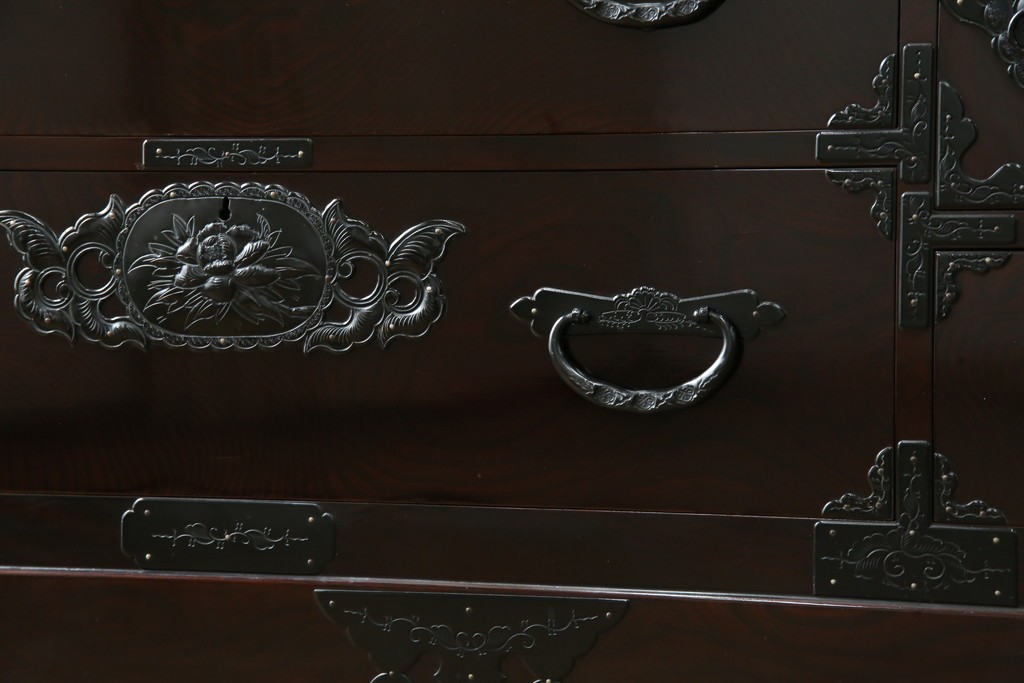 和製ヴィンテージ　美品　高級品!!　渡辺家具店　木地呂塗り　華やかな金具の仙台箪笥　定価約100万円　(R-084745)