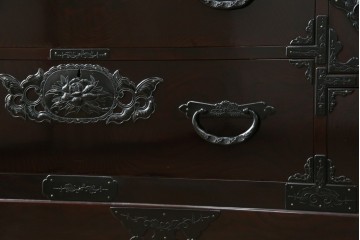 和製ヴィンテージ　美品　高級品!!　渡辺家具店　木地呂塗り　華やかな金具の仙台箪笥　定価約100万円　(R-084745)
