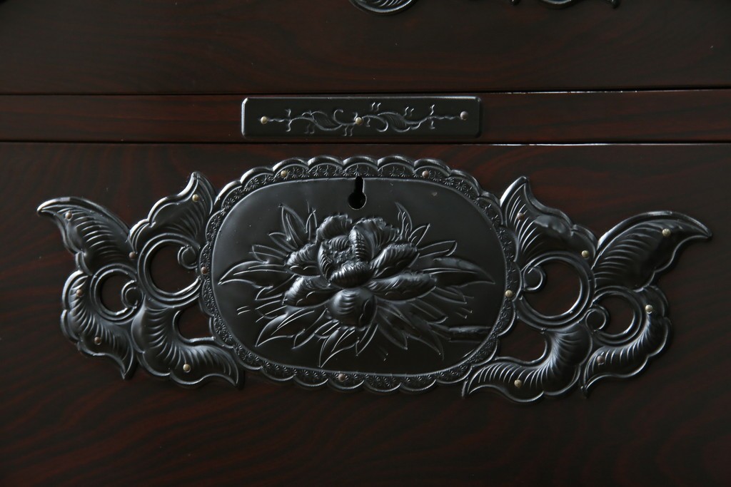 和製ヴィンテージ　美品　高級品!!　渡辺家具店　木地呂塗り　華やかな金具の仙台箪笥　定価約100万円　(R-084745)