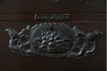 和製ヴィンテージ　美品　高級品!!　渡辺家具店　木地呂塗り　華やかな金具の仙台箪笥　定価約100万円　(R-084745)