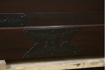和製ヴィンテージ　美品　高級品!!　渡辺家具店　木地呂塗り　華やかな金具の仙台箪笥　定価約100万円　(R-084745)
