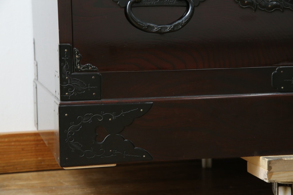 和製ヴィンテージ　美品　高級品!!　渡辺家具店　木地呂塗り　華やかな金具の仙台箪笥　定価約100万円　(R-084745)