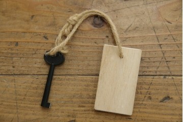 和製ヴィンテージ　美品　高級品!!　渡辺家具店　木地呂塗り　華やかな金具の仙台箪笥　定価約100万円　(R-084745)