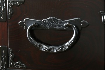 和製ヴィンテージ　美品　高級品!!　渡辺家具店　華やかな金具の仙台箪笥　定価約100万円相当　(R-084745)