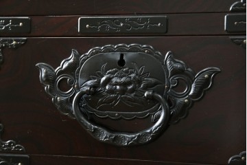 和製ヴィンテージ　美品　高級品!!　渡辺家具店　華やかな金具の仙台箪笥　定価約100万円相当　(R-084745)