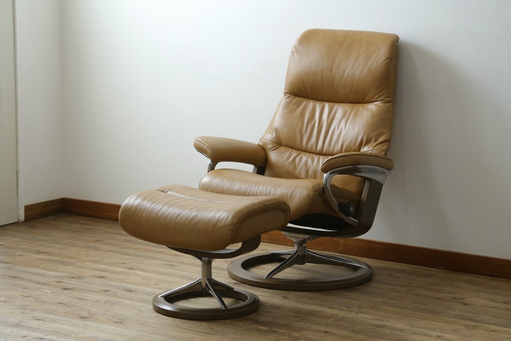 中古　美品　ノルウェー　EKORNES(エコーネス)　Stressless(ストレスレス)　View(ビュー) 　Mサイズ　シグニチャー 　至福の座り心地を実現する上質なリクライニングチェアとオットマンのセット　定価(セット合計)約51万4千円　(R-084746)