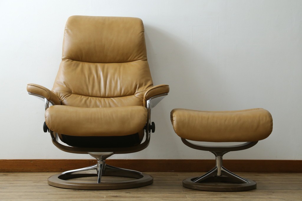 中古　美品　ノルウェー　EKORNES(エコーネス)　Stressless(ストレスレス)　View(ビュー) 　Mサイズ　シグニチャー 　至福の座り心地を実現する上質なリクライニングチェアとオットマンのセット　定価(セット合計)約51万4千円　(R-084746)