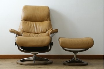 中古　美品　ノルウェー　EKORNES(エコーネス)　Stressless(ストレスレス)　View(ビュー) 　Mサイズ　シグニチャー 　至福の座り心地を実現する上質なリクライニングチェアとオットマンのセット　定価(セット合計)約51万4千円　(R-084746)
