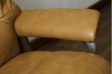 中古　美品　ノルウェー　EKORNES(エコーネス)　Stressless(ストレスレス)　View(ビュー) 　Mサイズ　シグニチャー 　至福の座り心地を実現する上質なリクライニングチェアとオットマンのセット　定価(セット合計)約51万4千円　(R-084746)