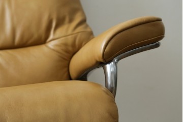 中古　美品　ノルウェー　EKORNES(エコーネス)　Stressless(ストレスレス)　View(ビュー) 　Mサイズ　シグニチャー 　至福の座り心地を実現する上質なリクライニングチェアとオットマンのセット　定価(セット合計)約51万4千円　(R-084746)