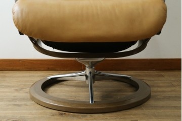 中古　美品　ノルウェー　EKORNES(エコーネス)　Stressless(ストレスレス)　View(ビュー) 　Mサイズ　シグニチャー 　至福の座り心地を実現する上質なリクライニングチェアとオットマンのセット　定価(セット合計)約51万4千円　(R-084746)