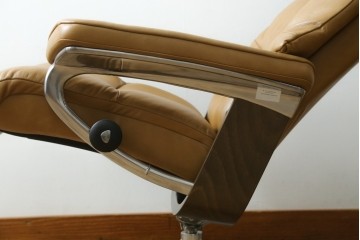 中古　美品　ノルウェー　EKORNES(エコーネス)　Stressless(ストレスレス)　View(ビュー) 　Mサイズ　シグニチャー 　至福の座り心地を実現する上質なリクライニングチェアとオットマンのセット　定価(セット合計)約51万4千円　(R-084746)
