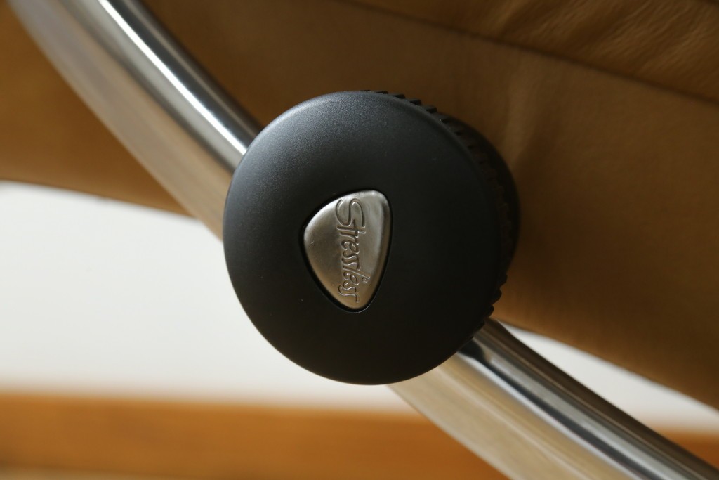 中古　美品　ノルウェー　EKORNES(エコーネス)　Stressless(ストレスレス)　View(ビュー) 　Mサイズ　シグニチャー 　至福の座り心地を実現する上質なリクライニングチェアとオットマンのセット　定価(セット合計)約51万4千円　(R-084746)