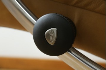 中古　美品　ノルウェー　EKORNES(エコーネス)　Stressless(ストレスレス)　View(ビュー) 　Mサイズ　シグニチャー 　至福の座り心地を実現する上質なリクライニングチェアとオットマンのセット　定価(セット合計)約51万4千円　(R-084746)