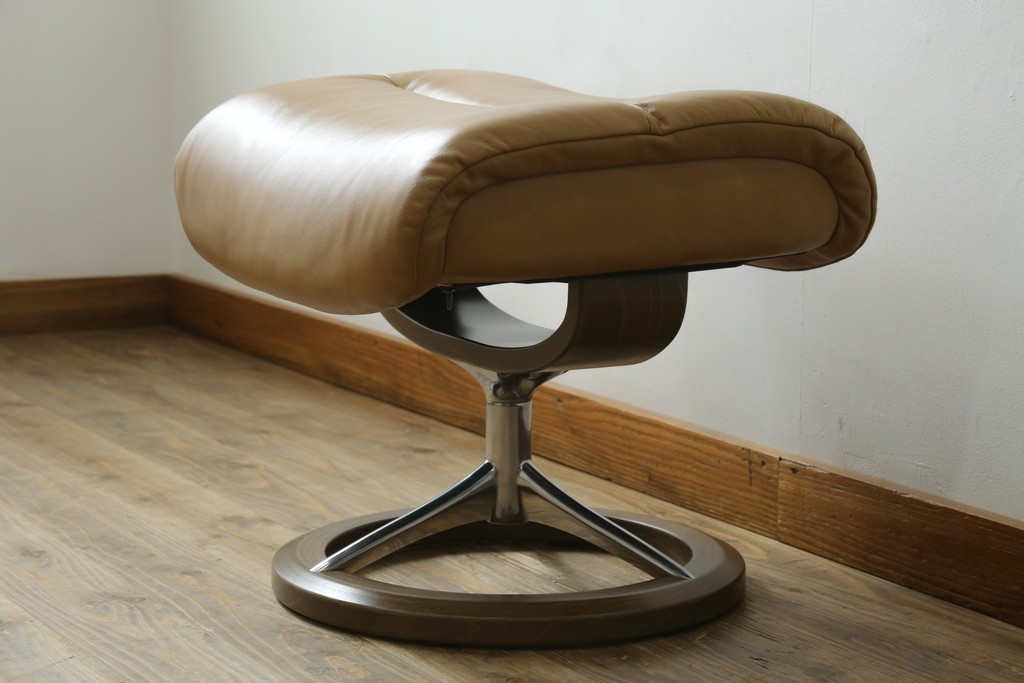 中古　美品　ノルウェー　EKORNES(エコーネス)　Stressless(ストレスレス)　View(ビュー) 　Mサイズ　シグニチャー 　至福の座り心地を実現する上質なリクライニングチェアとオットマンのセット　定価(セット合計)約51万4千円　(R-084746)