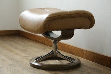 中古　美品　ノルウェー　EKORNES(エコーネス)　Stressless(ストレスレス)　View(ビュー) 　Mサイズ　シグニチャー 　至福の座り心地を実現する上質なリクライニングチェアとオットマンのセット　定価(セット合計)約51万4千円　(R-084746)