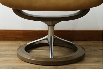 中古　美品　ノルウェー　EKORNES(エコーネス)　Stressless(ストレスレス)　View(ビュー) 　Mサイズ　シグニチャー 　至福の座り心地を実現する上質なリクライニングチェアとオットマンのセット　定価(セット合計)約51万4千円　(R-084746)