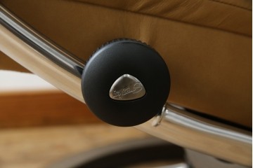 中古　美品　ノルウェー　EKORNES(エコーネス)　Stressless(ストレスレス)　View(ビュー) 　Mサイズ　シグニチャー 　至福の座り心地を実現する上質なリクライニングチェアとオットマン　セット定価約51万4千円相当　(R-084746)