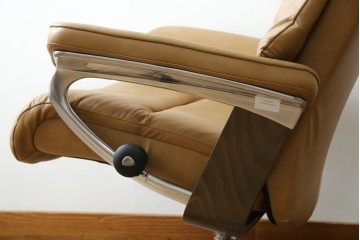 中古　美品　ノルウェー　EKORNES(エコーネス)　Stressless(ストレスレス)　View(ビュー) 　Mサイズ　シグニチャー 　至福の座り心地を実現する上質なリクライニングチェアとオットマン　セット定価約51万4千円相当　(R-084746)