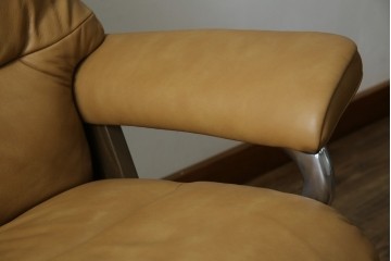 中古　美品　ノルウェー　EKORNES(エコーネス)　Stressless(ストレスレス)　View(ビュー) 　Mサイズ　シグニチャー 　至福の座り心地を実現する上質なリクライニングチェアとオットマン　セット定価約51万4千円相当　(R-084746)