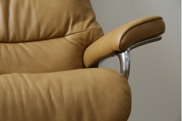 中古　美品　ノルウェー　EKORNES(エコーネス)　Stressless(ストレスレス)　View(ビュー) 　Mサイズ　シグニチャー 　至福の座り心地を実現する上質なリクライニングチェアとオットマン　セット定価約51万4千円相当　(R-084746)