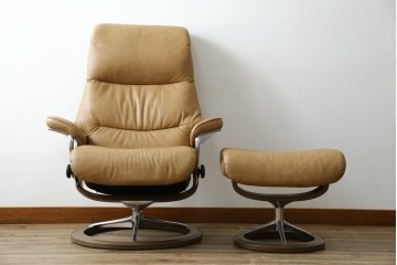 中古　美品　ノルウェー　EKORNES(エコーネス)　Stressless(ストレスレス)　View(ビュー) 　Mサイズ　シグニチャー 　至福の座り心地を実現する上質なリクライニングチェアとオットマン　セット定価約51万4千円相当　(R-084746)