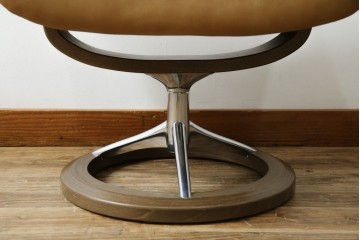 中古　美品　ノルウェー　EKORNES(エコーネス)　Stressless(ストレスレス)　View(ビュー) 　Mサイズ　シグニチャー 　至福の座り心地を実現する上質なリクライニングチェアとオットマン　セット定価約51万4千円相当　(R-084746)