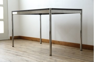 中古　美品　スイス　USMハラー(USM Haller)　直線美が際立つシンプルデザインのテーブル　定価約16万円相当　(R-084747)