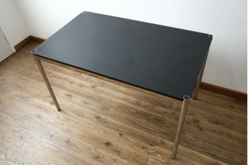 中古　美品　スイス　USMハラー(USM Haller)　直線美が際立つシンプルデザインのテーブル　定価約16万円相当　(R-084747)