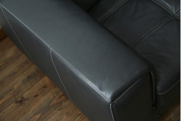 中古　美品　イタリア　ケルビン・ジョルマーニ(KELVIN GIORMANI)　本革　洗練されたデザインが格好良い2.5人掛けソファ　定価約45万円相当　(R-084748)